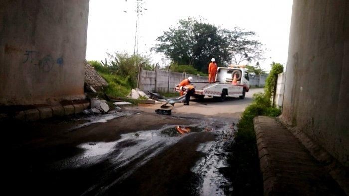 Satu Tewas Lakalantas di Tol Lampung, Mobil Masuk Bawah Terowongan