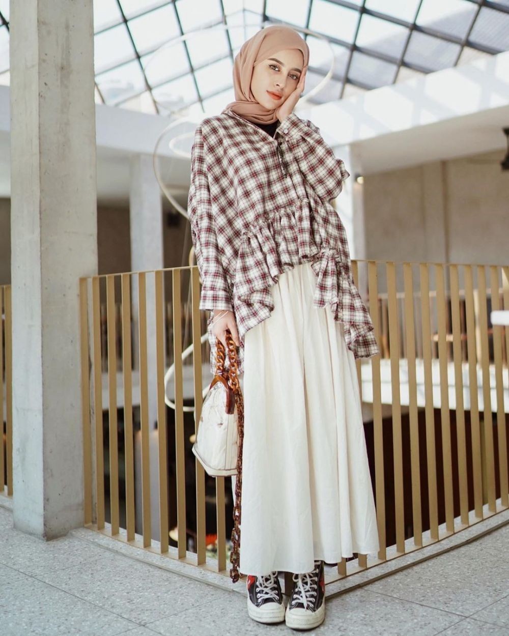 9 Ide Style Hijab Chic Dengan Skirt Dari Selebgram, Manis!