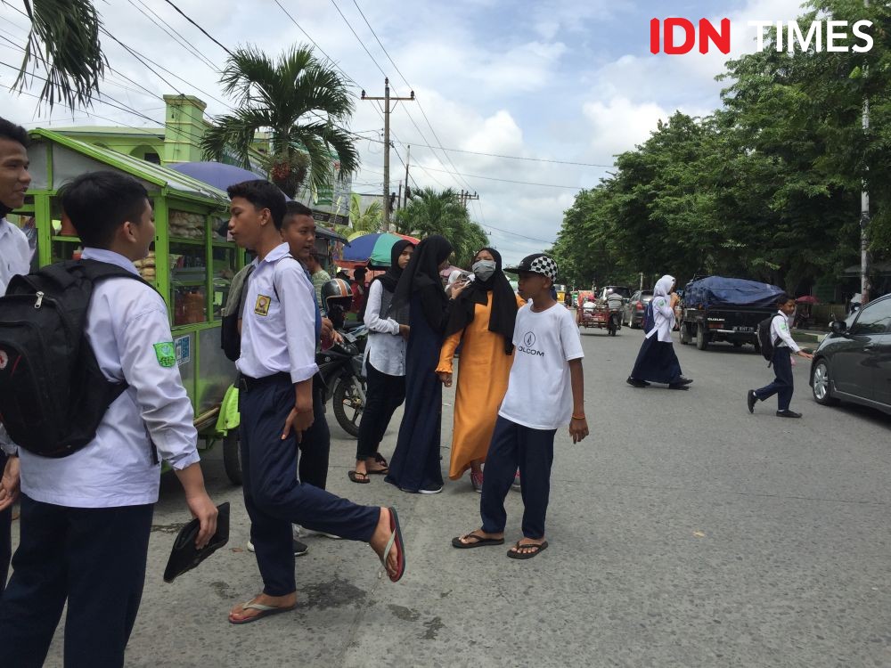 Hari Pertama Sekolah di Medan, Siswa Datang untuk Bagi Jadwal Masuk