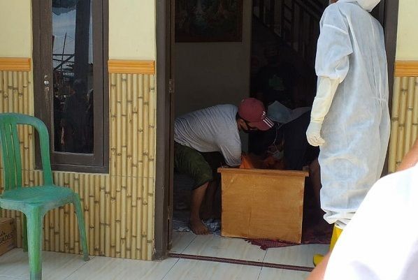 Keluarga Ambil Paksa Jenazah COVID-19 di Rembang, Peti Dibuang Laut