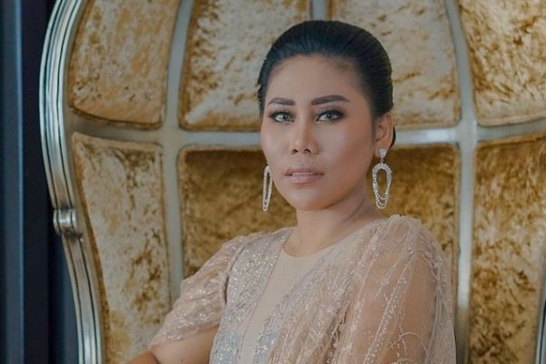 Evi Masamba Jual Mobil Alphard untuk Bantu Korban Banjir di Luwu Utara