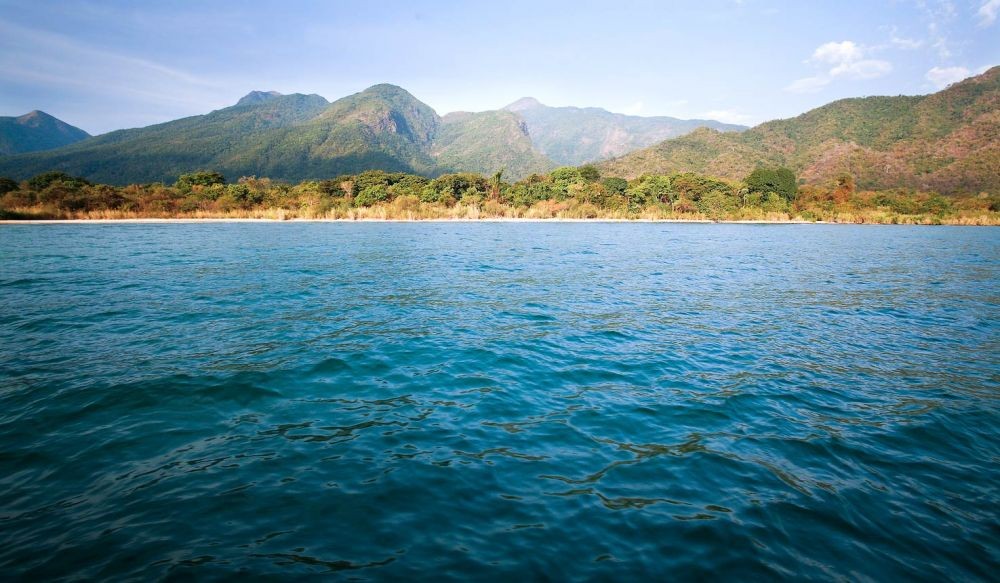 10 Danau Terbesar di Dunia dengan Panorama Paling Kece dan Menawan