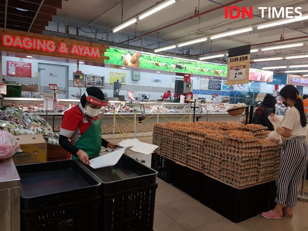 Kala Wagub Nunik dan Wali Kota Eva Kompak Tinjau Sampel Makanan di Pasar