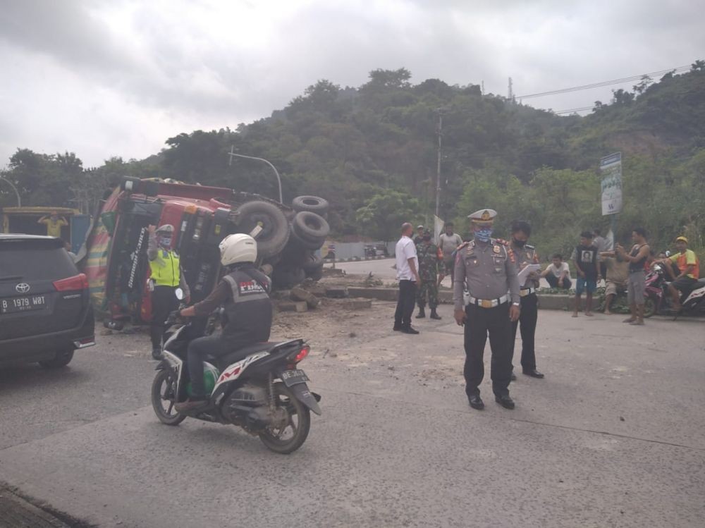Diduga Rem Blong, Truk Nyaris Tabrak Dua Mobil di Jl Ir Sutami
