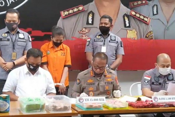Polisi Ciduk Perempuan Penimbun 20.500 Pil Ekstasi dan Happy Five