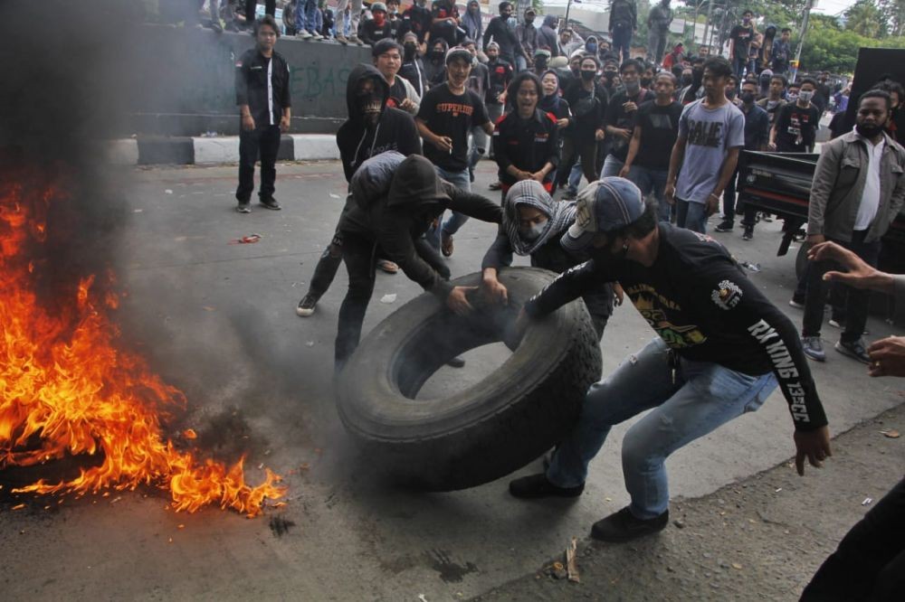 Ratusan Orang Kepung DPRD Sulsel di Makassar, Demo Tolak Omnibus Law 