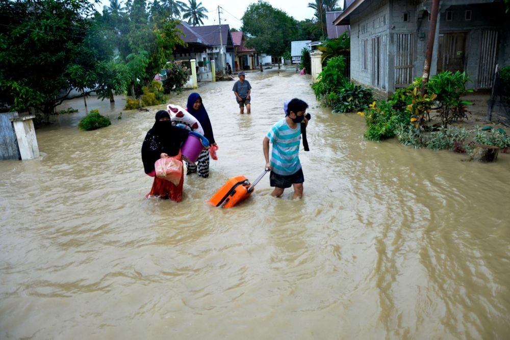 Viral Video Bantuan Korban Banjir Masamba Berserakan di Semak-semak 