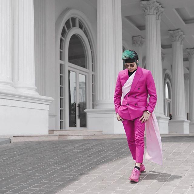 10 Ide Kombinasi Outfit Warna Pink Ala Seleb Cowok Bikin Kamu Menawan