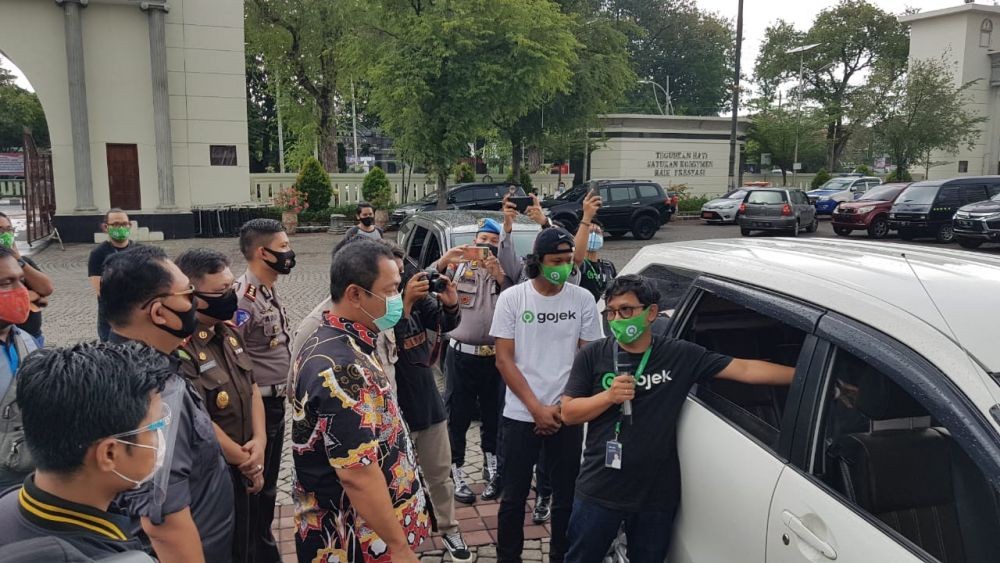 Semarang Zona Merah COVID-19, Para Ojol Dilengkapi Sekat Pelindung