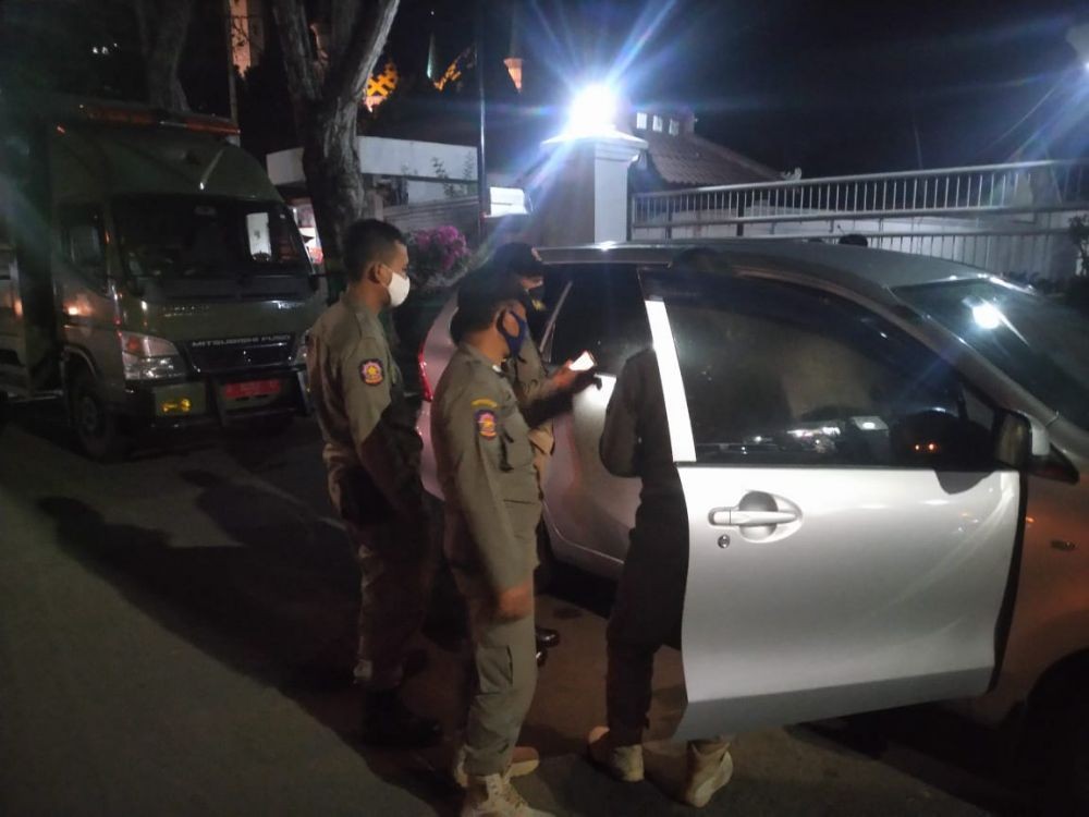Mobil Bergoyang di Depan Rumah Wabup, Satpol PP Temukan Pasangan Mesum