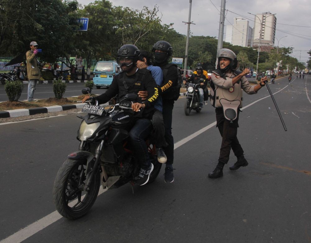 Ratusan Orang Kepung DPRD Sulsel di Makassar, Demo Tolak Omnibus Law 