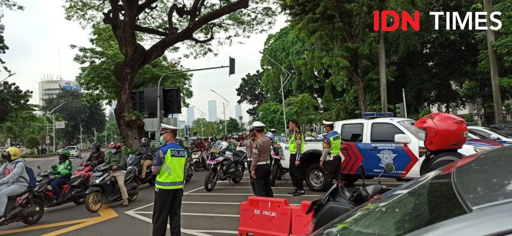 Ratusan Buruh dari Tangerang Ikut Aksi Tolak RUU Ciptaker di DPR RI 