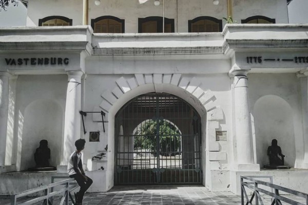 Ada Noni Belanda Bergaun Putih, Ini 9 Tempat Paling Angker di Solo