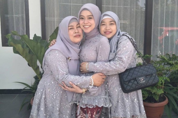Sibling Goals! 10 Potret Akrab Lesty Kejora dan Saudara Kandung