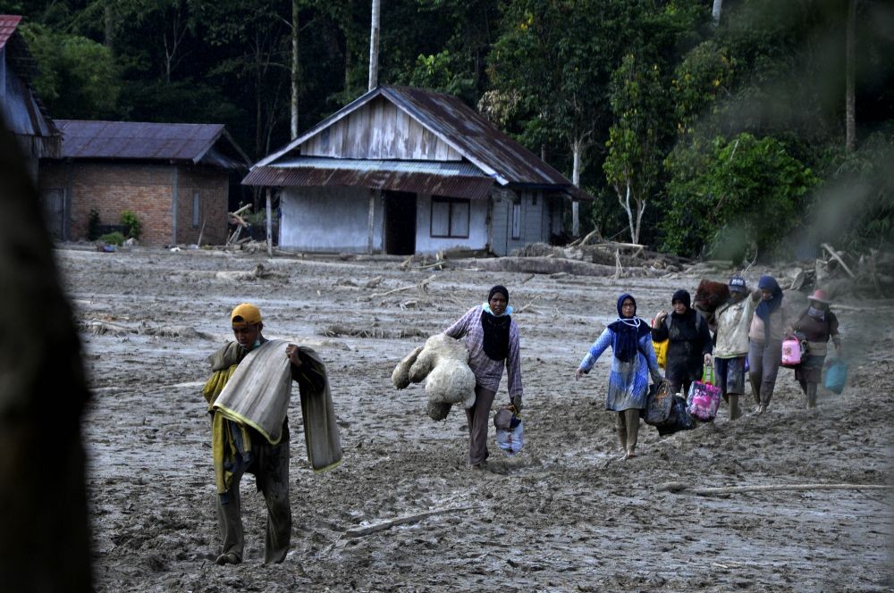 Viral Video Bantuan Korban Banjir Masamba Berserakan di Semak-semak 