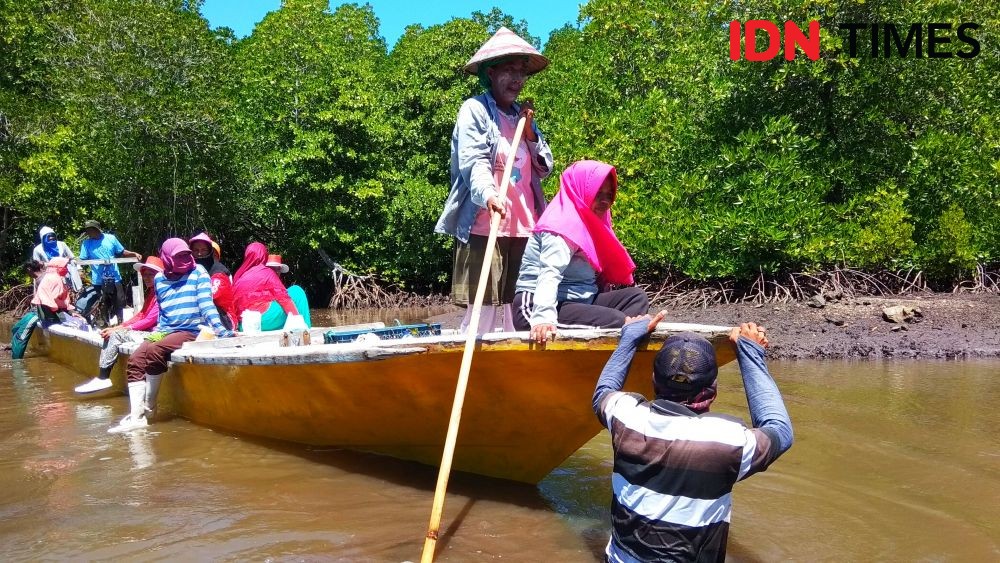 Nelayan Gorontalo Beralih Jadi Buruh Tanam Mangrove di Masa Pademik