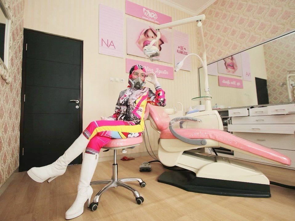 Viral, 10 Potret Dokter Gigi Nina Agustin Pakai APD Stylish
