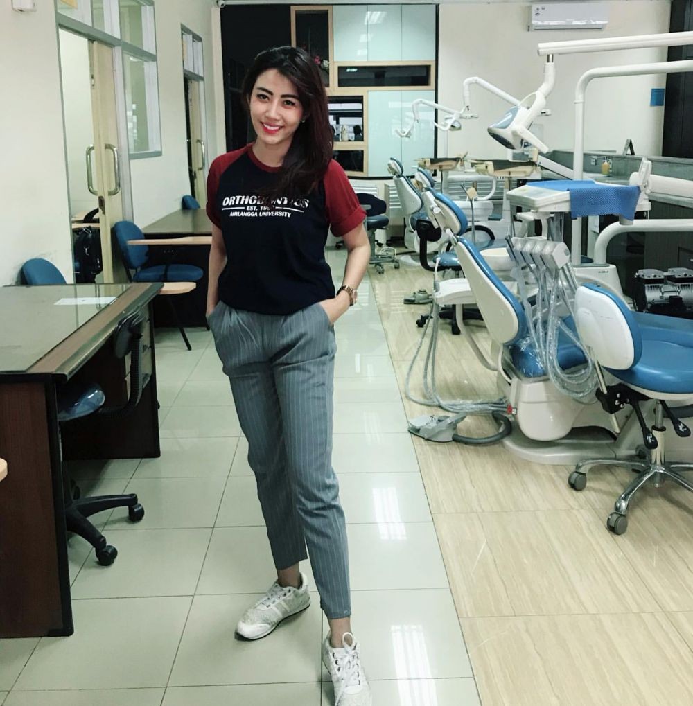 Viral, 10 Potret Dokter Gigi Nina Agustin Pakai APD Stylish