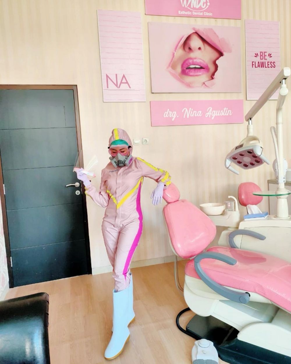 Viral, 10 Potret Dokter Gigi Nina Agustin Pakai APD Stylish