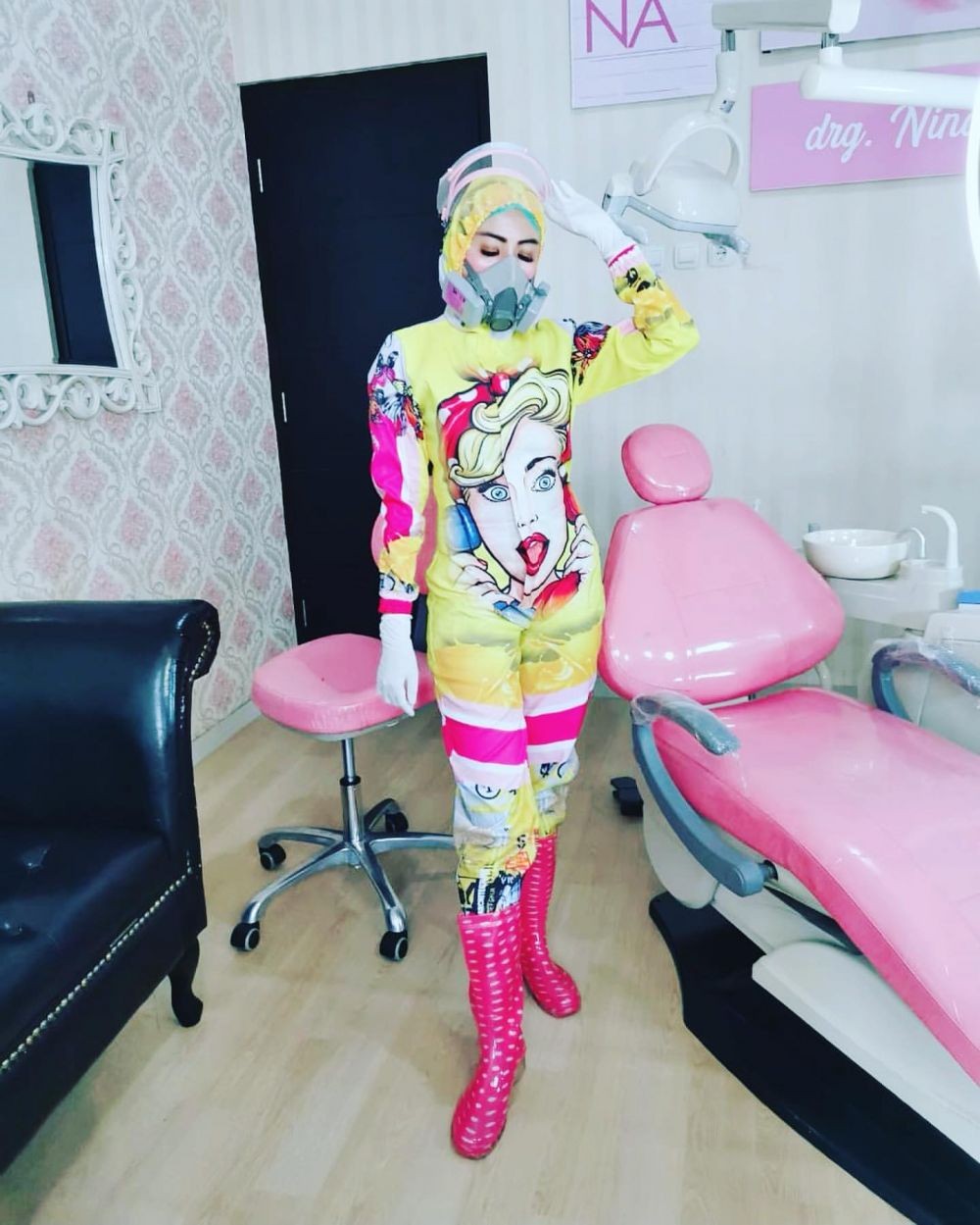 Viral, 10 Potret Dokter Gigi Nina Agustin Pakai APD Stylish