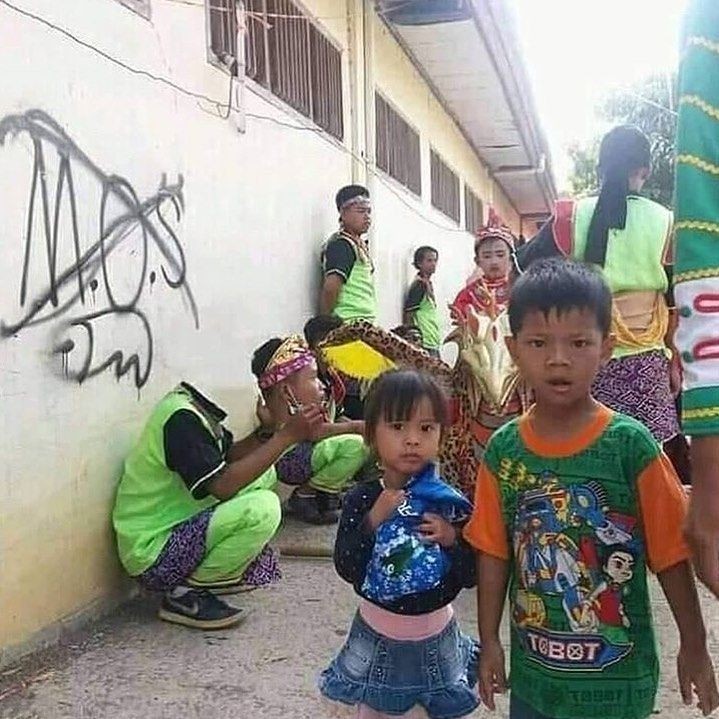 Bikin Ngakak, 10 Potret Kocak dari Kejauhan yang Terlihat Janggal