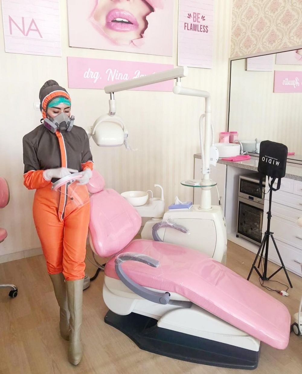 Viral, 10 Potret Dokter Gigi Nina Agustin Pakai APD Stylish