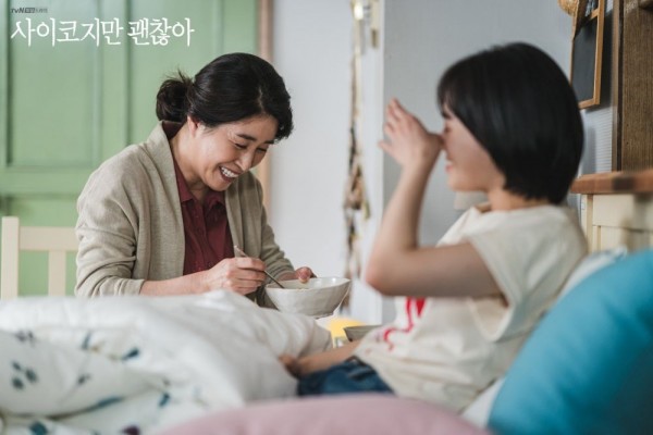 Menyentuh, 5 Pelajaran tentang Keluarga dari It’s Okay to Not Be Okay