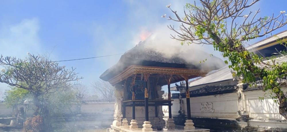 Kulkul Bulus Berbunyi, Pura Dalem di Nusa Penida Kebakaran Hebat