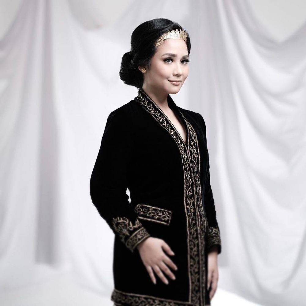 Anggun Dan Berkelas, Ini 9 Inspirasi Kebaya Beludru Hitam Ala Seleb