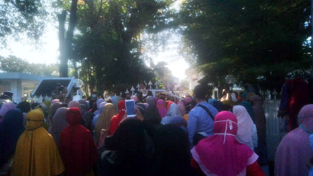 Demo di Rujab, Ibu-Ibu Pulau Minta Gubernur Setop Penambangan Pasir