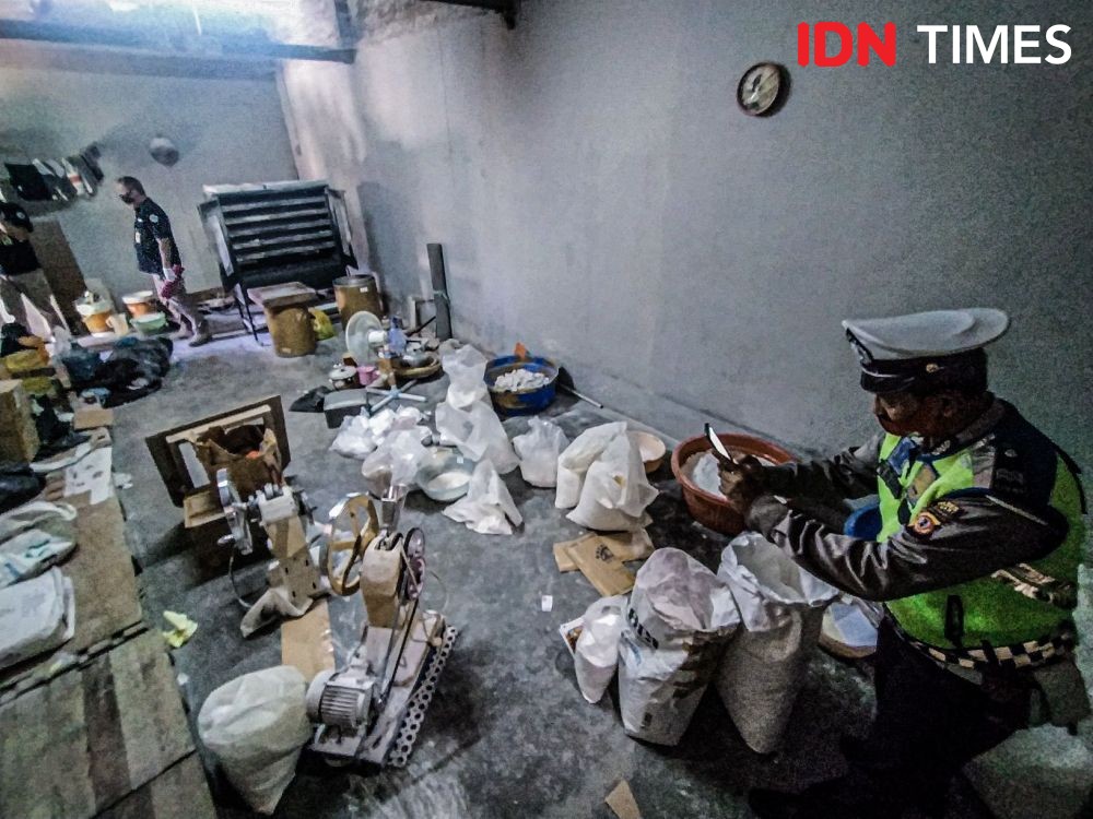 Rumah Produksi Narkoba di Bandung Raya Digeledah, 4 Pelaku Ditangkap