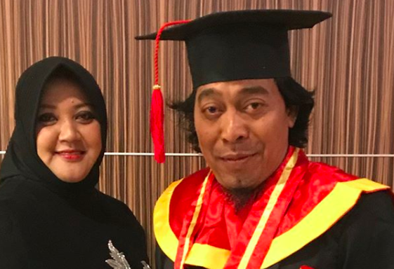 Jarang Terekspos, 10 Potret Komeng dan Istri yang 21 Tahun Menikah