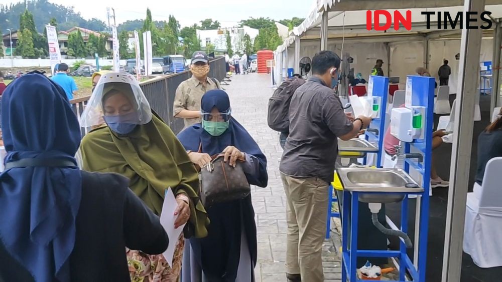 Cegah COVID-19, Ratusan Warga Balikpapan Ikut Tes Swab Massal Gratis 