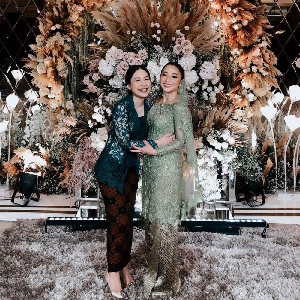 Penuh Pesona, 9 Gaya Kebaya dan Makeup Lamaran Nikita Willy