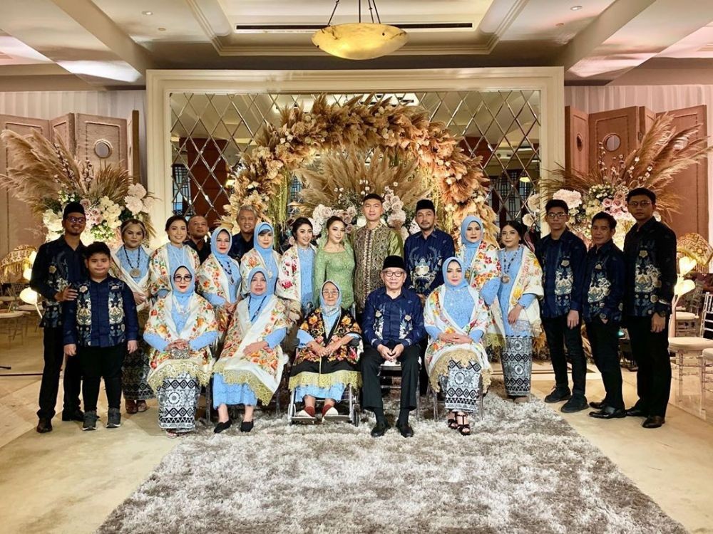 Penuh Pesona, 9 Gaya Kebaya dan Makeup Lamaran Nikita Willy