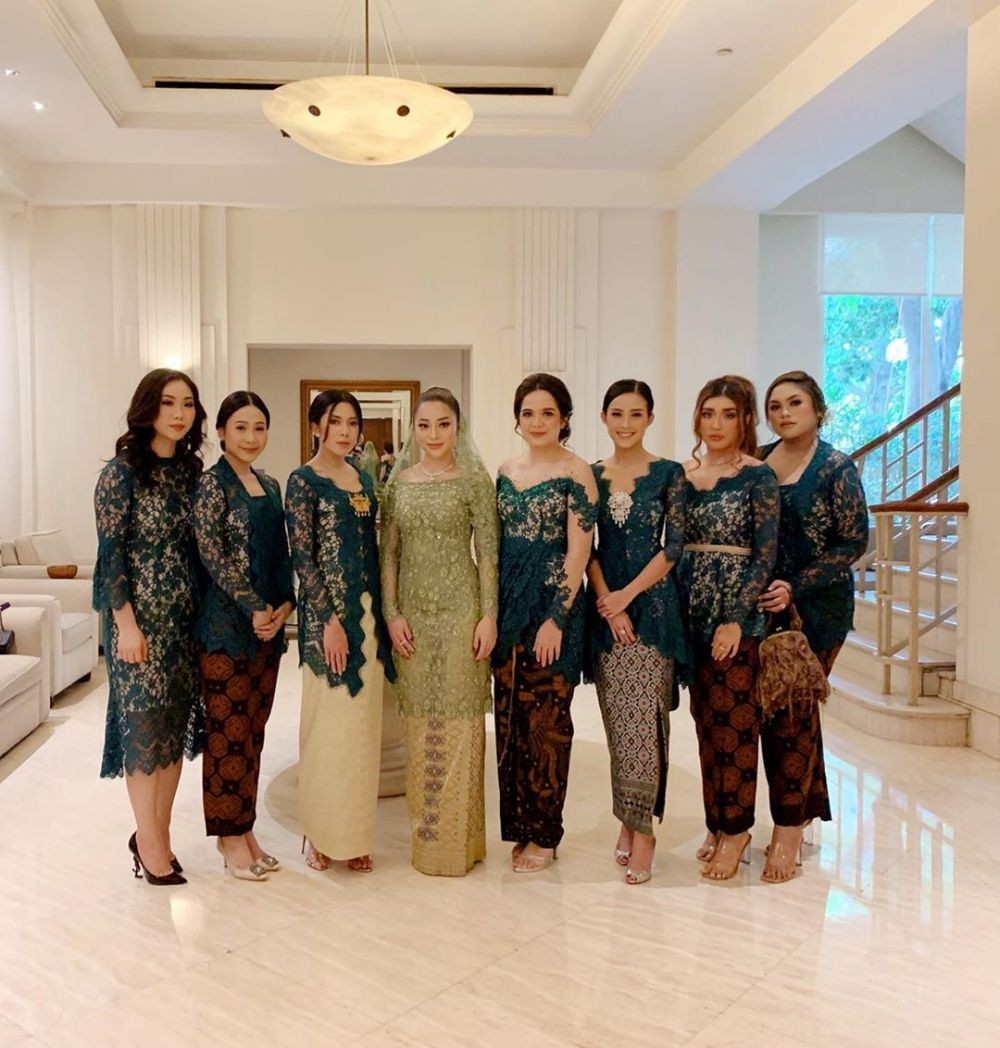 Penuh Pesona, 9 Gaya Kebaya dan Makeup Lamaran Nikita Willy