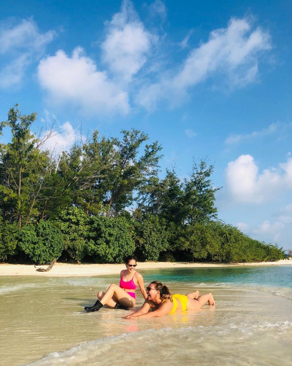 9 Potret Artis Piknik Tipis-tipis ke Pantai dan Gunung saat New Normal