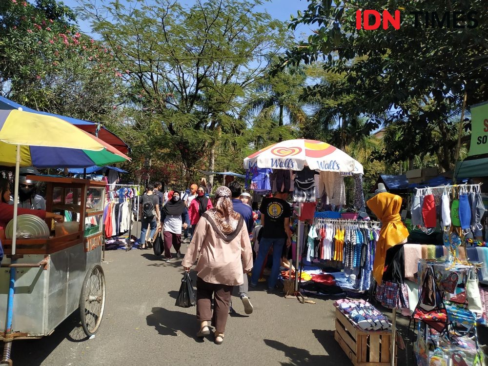 Sudah Dilarang Pemkot, Pedagang Pasar Kaget Bandung Nekat Berjualan
