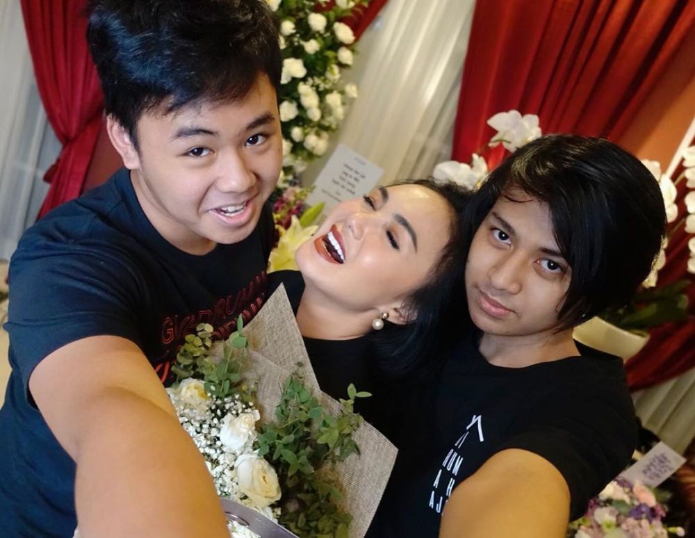 Wanita Tangguh, Ini 13 Potret Artis Single Mother dengan Anaknya
