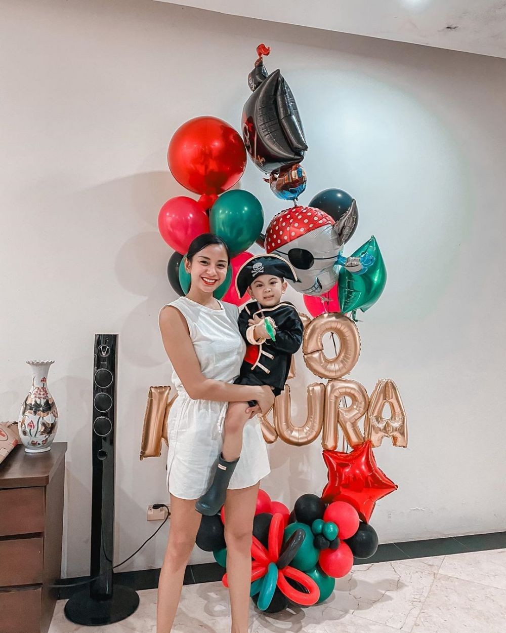 Wanita Tangguh, Ini 13 Potret Artis Single Mother dengan Anaknya