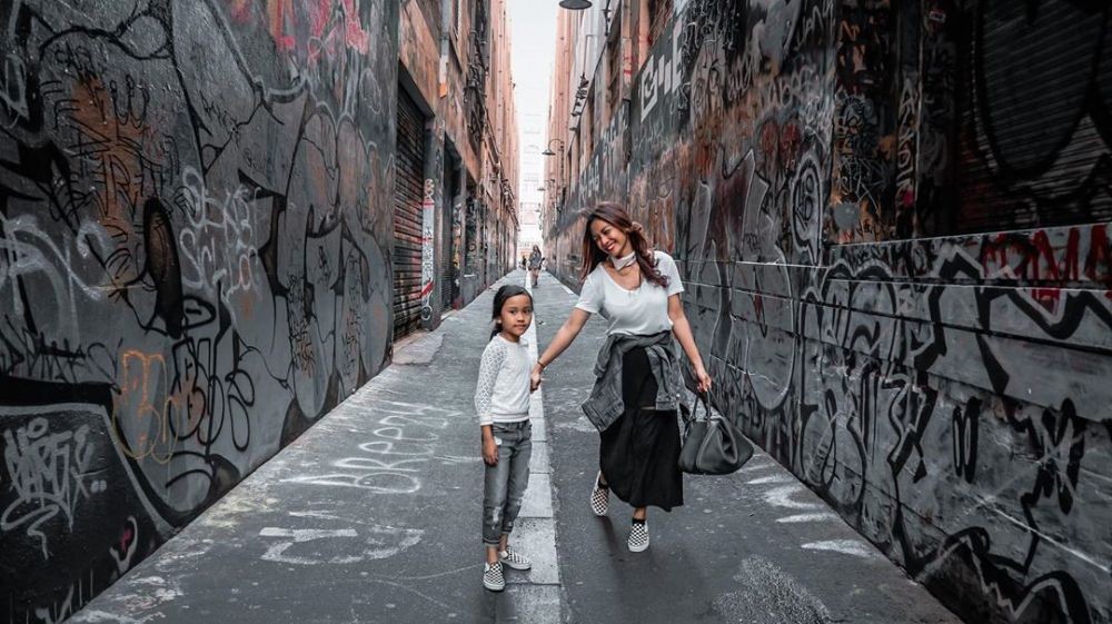 Wanita Tangguh, Ini 13 Potret Artis Single Mother dengan Anaknya