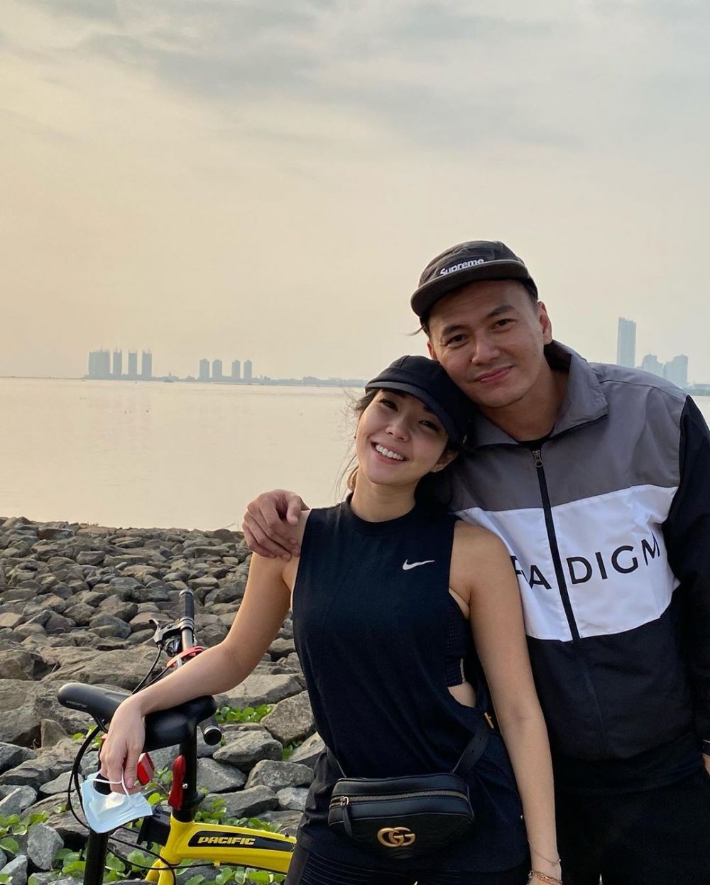 Akan Putus? 10 Potret Romantis Gisella Anastasia dan Wijaya Saputra
