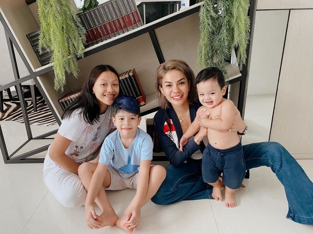 Wanita Tangguh, Ini 13 Potret Artis Single Mother dengan Anaknya