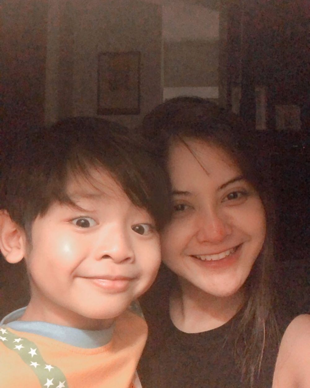 Wanita Tangguh, Ini 13 Potret Artis Single Mother dengan Anaknya