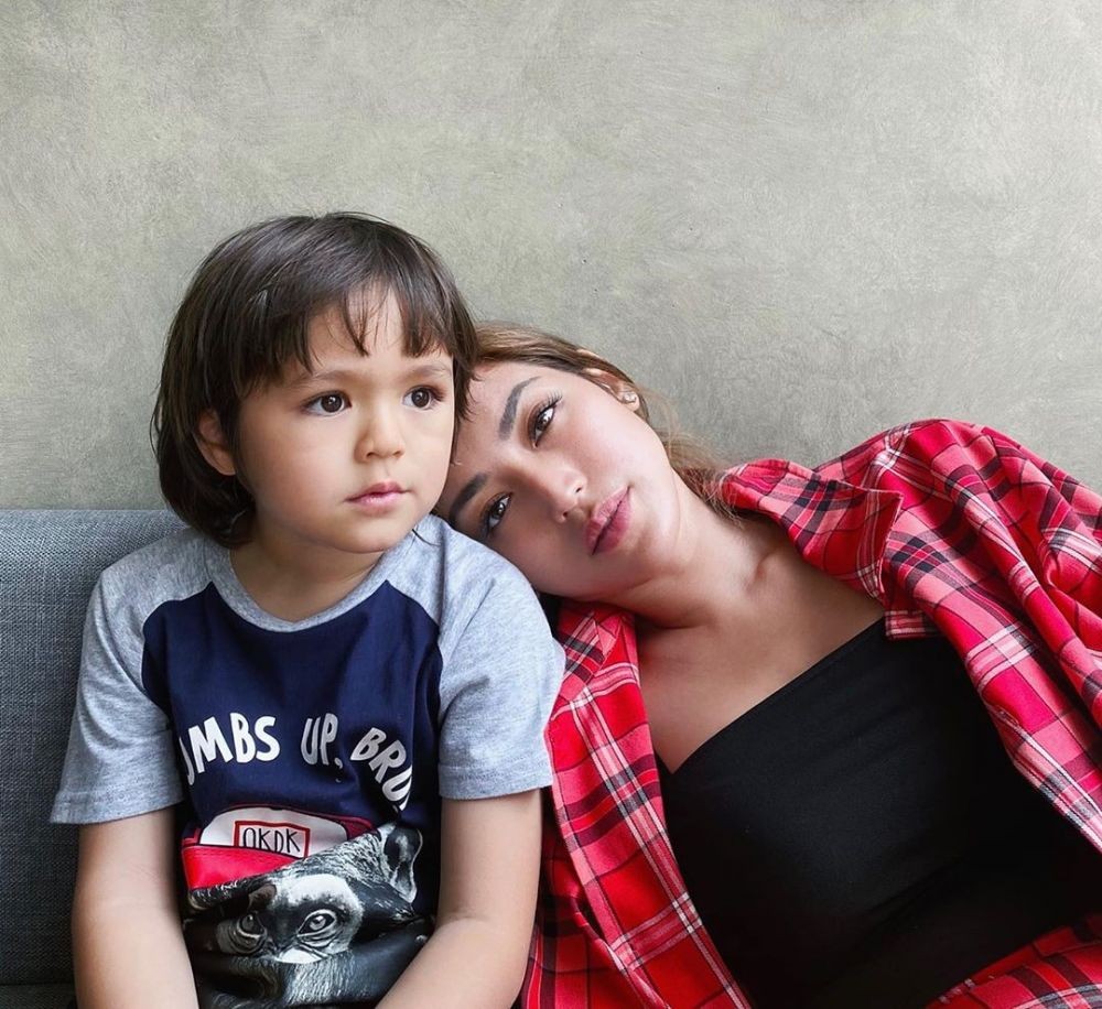 Wanita Tangguh, Ini 13 Potret Artis Single Mother dengan Anaknya