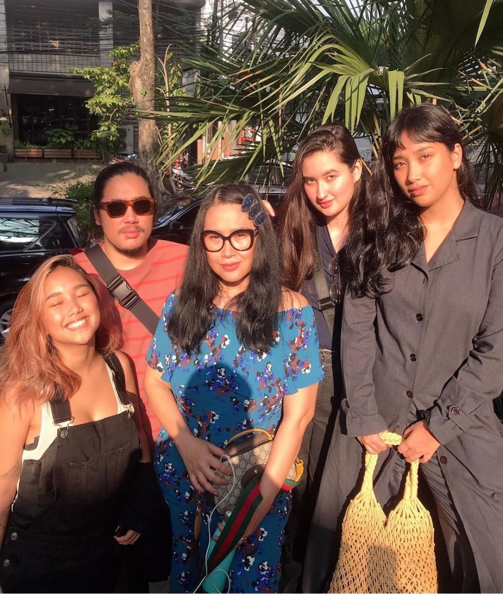 Wanita Tangguh, Ini 13 Potret Artis Single Mother dengan Anaknya