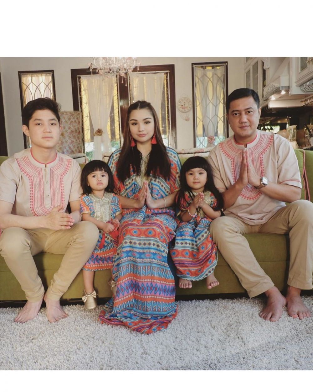 Seperti Kakak-Adik, 10 Foto Kedekatan Teuku Rassya dan Ibu Sambungnya