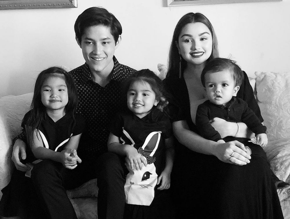 Seperti Kakak-Adik, 10 Foto Kedekatan Teuku Rassya dan Ibu Sambungnya