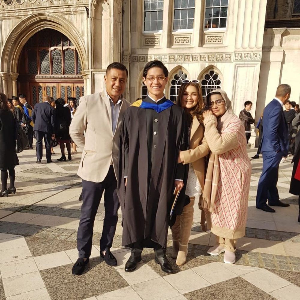 Seperti Kakak-Adik, 10 Foto Kedekatan Teuku Rassya dan Ibu Sambungnya