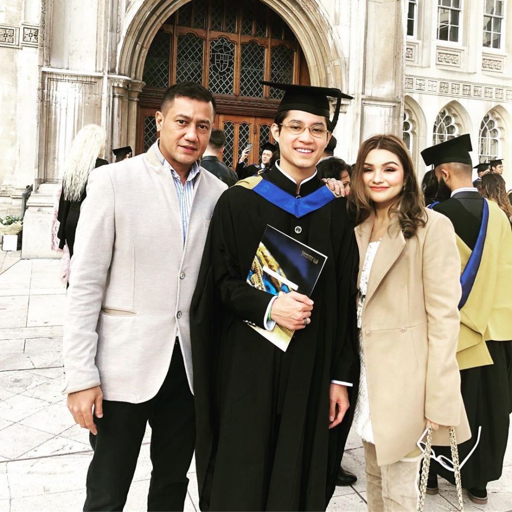 Seperti Kakak-Adik, 10 Foto Kedekatan Teuku Rassya dan Ibu Sambungnya
